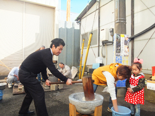 親子で餅つき