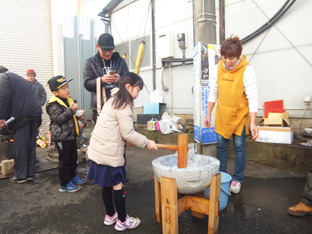 小野大輔議員も積極的に餅つきに参加